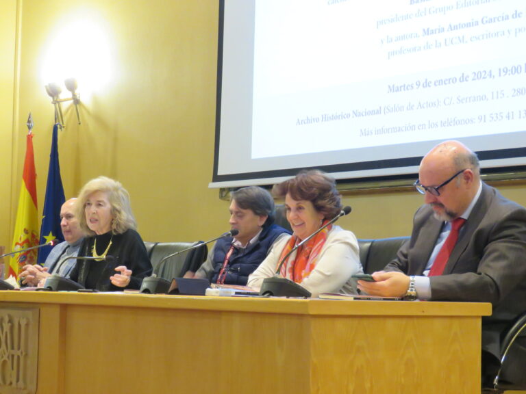 Presentación de Poeta en llamas, de María Antonia García de León, en el Archivo Histórico Nacional, c/Serrano, 115