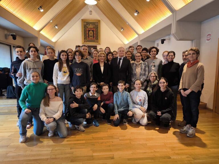 Cañizares recibe en el salón de plenos a 30 alumnos franceses