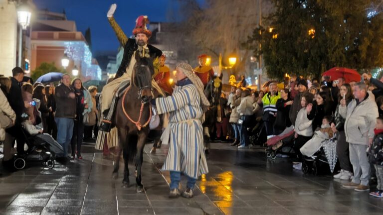 Miles de personas reciben en Ciudad Real al Heraldo de los Reyes Magos, que ha recibido las llaves de la capital