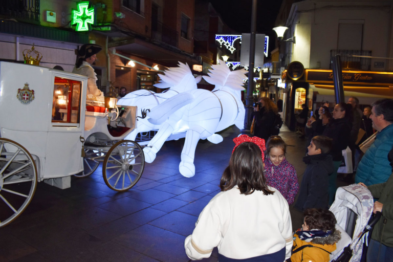 Una mágica carroza con luminosos caballos recorre Puertollano
