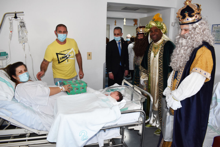 Puertollano: Nadia, Paula y Álex reciben la visita de los Reyes Magos justo después de nacer