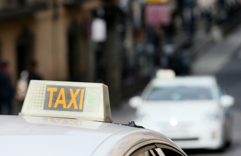 El Gobierno regional destinará 100.000 euros para que los taxis puedan continuar adaptando sus vehículos a las personas con movilidad reducida