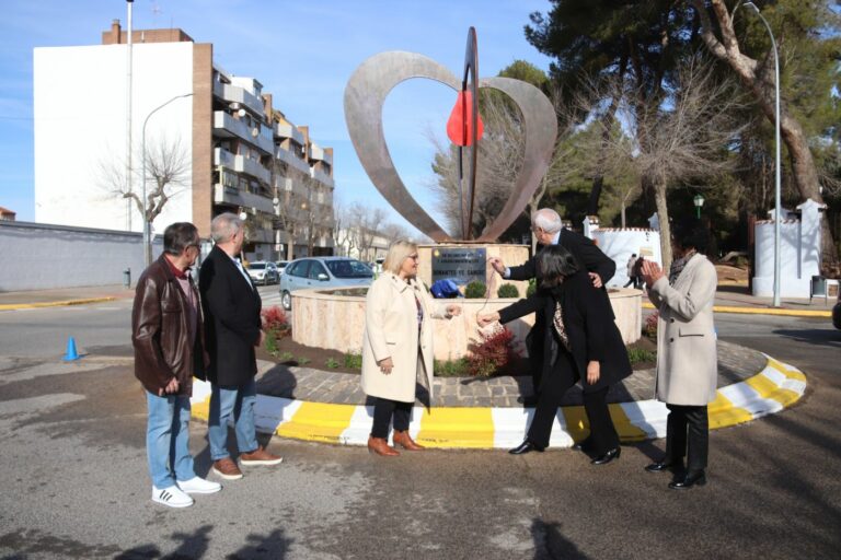 Un monumento frente al hospital como agradecimiento a las personas donantes de sangre