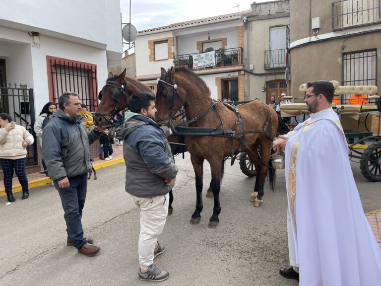 Los porzuniegos bendicen a sus animales por San Antón