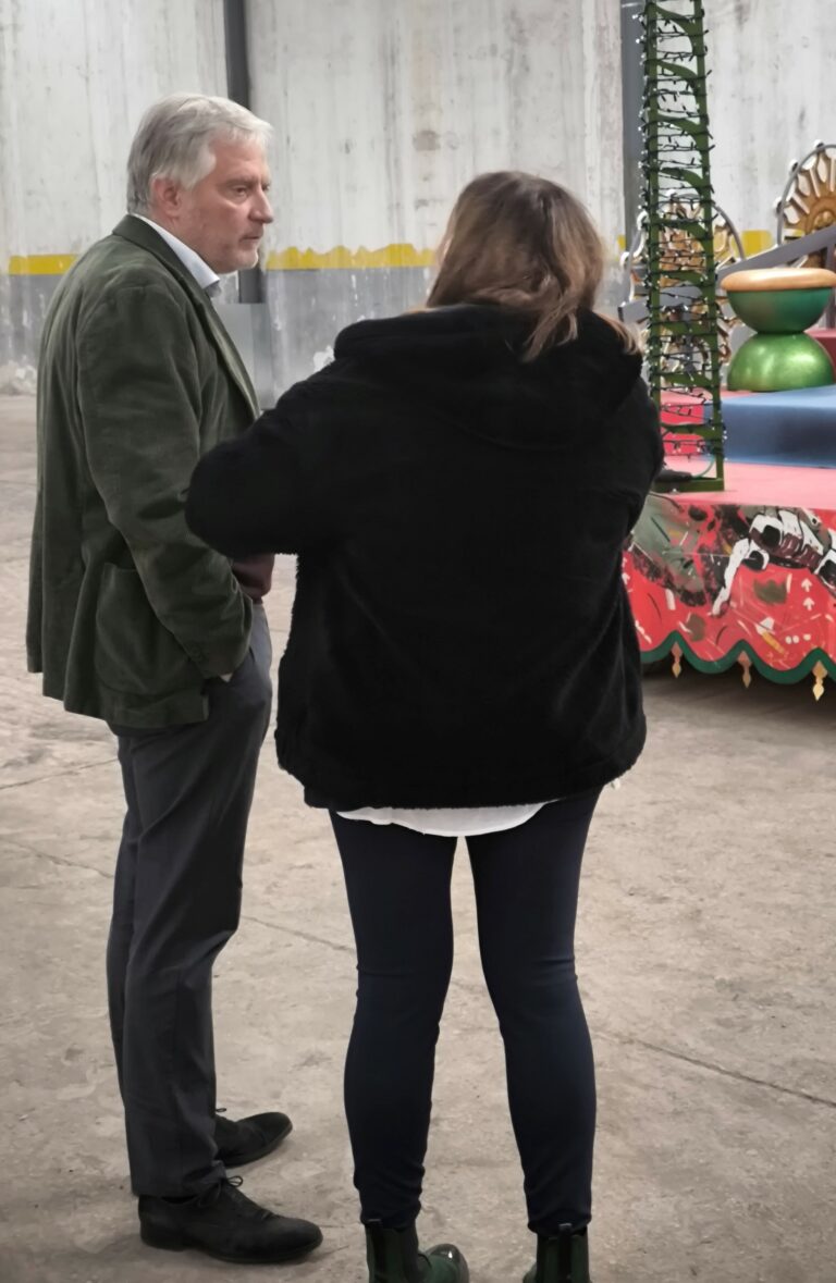 El alcalde de Ciudad Real visita las carrozas que desfilarán en la cabalgata de Sus Majestades Los Reyes Magos de Oriente