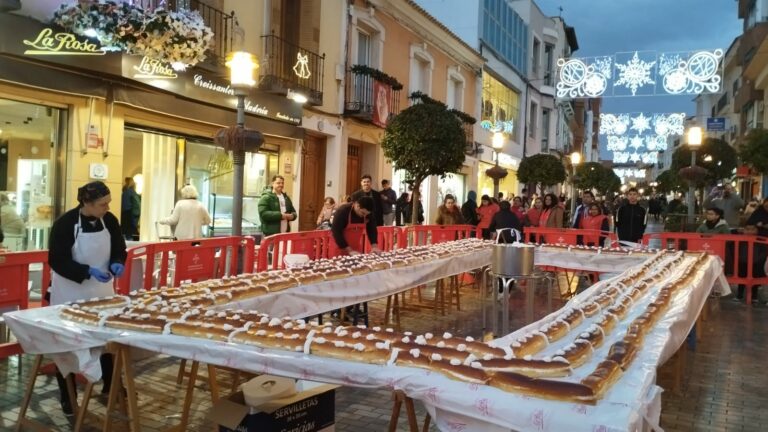 La Pastelería La Rosa saca a la calle el roscón más grande de Castilla-La Mancha