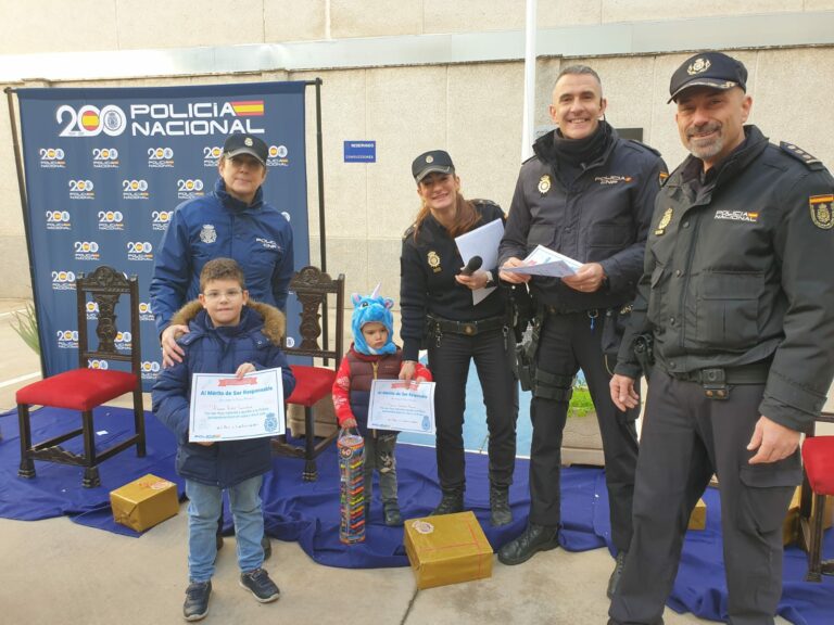 Los Reyes Magos entregan el diploma al mérito de ser responsable a los niños y familiares de la Policía Nacional de Ciudad Real