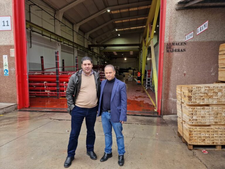 El secretario general de UGT FICA CLM, Raúl Alguacil, visita la fábrica Fire Piping, de Yuncos