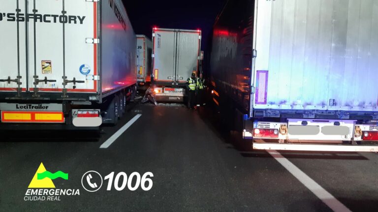 El choque de 13 vehículos en A-4 en Santa Cruz de Mudela deja 14 heridos y el tráfico cortado hacia Andalucía
