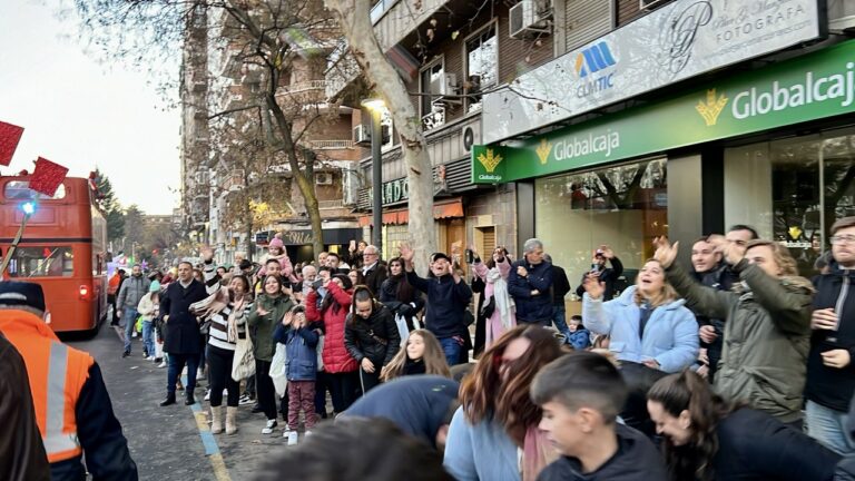 La fantasía de los Reyes Magos pone patas arriba a Puertollano bajo una lluvia de caramelos