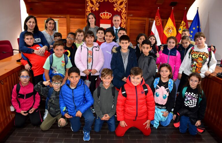 Puertollano: Escolares del colegio Calderón de la Barca visitan el Ayuntamiento con el programa «Conoce tu ciudad de la A a la Z»