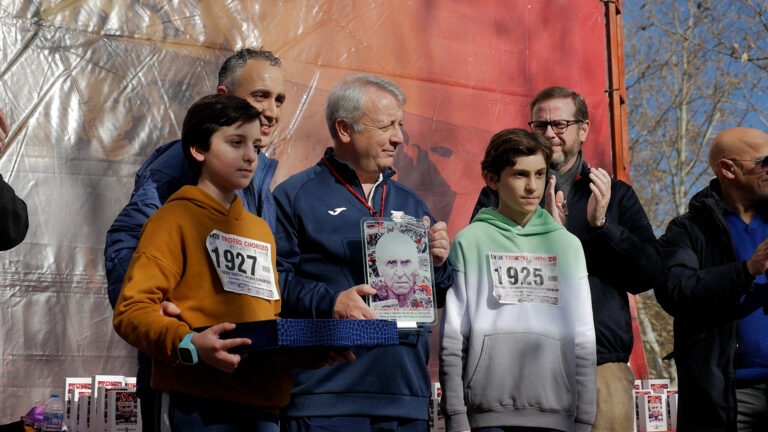 Puertollano rinde homenaje a Sánchez Menor en la Carrera del Chorizo, dominada por Carlos Mansilla, Esther Jiménez de los Galanes, Pedro López y Okxana Poyatos