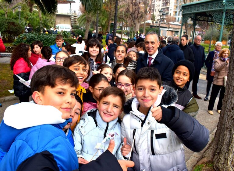 Puertollano: Alumnos de los colegios Jiménez Avendaño y Tierno Galván plantan de paz el Paseo de San Gregorio