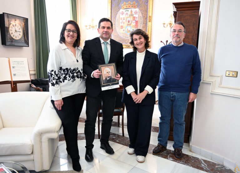 La familia Palmero ofrece a la Diputación la colección iconográfica de personajes del Quijote del maestro para la promoción de su figura, de la provincia y de los valores manchegos