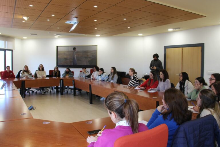 La alcaldesa recibe en el Ayuntamiento a los estudiantes de Administración de la EFA El Gamonal