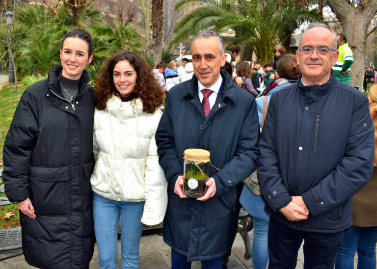 El colegio Santa Bárbara entrega al alcalde su «Jardín eterno»