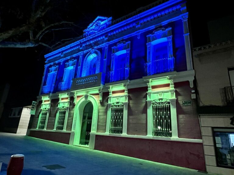 Así es la bonita iluminación artística del antiguo Ayuntamiento y la Casa de Baños de Puertollano