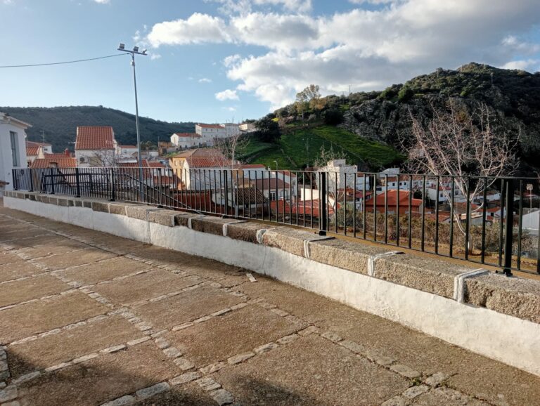 El Ayuntamiento ejecuta mejoras de seguridad en la Plaza del Mirador y diversas calles de Fuencaliente
