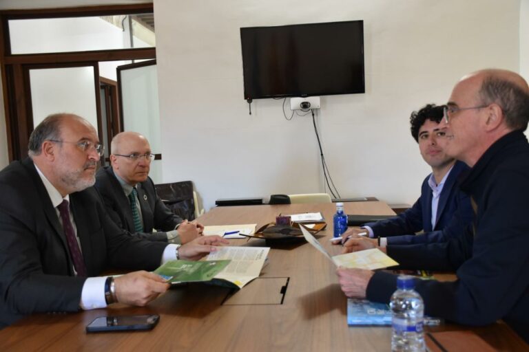 El Gobierno regional se interesa por el trabajo de ‘Proyecto Arraigo’ para atraer nuevos pobladores a municipios afectados por la despoblación