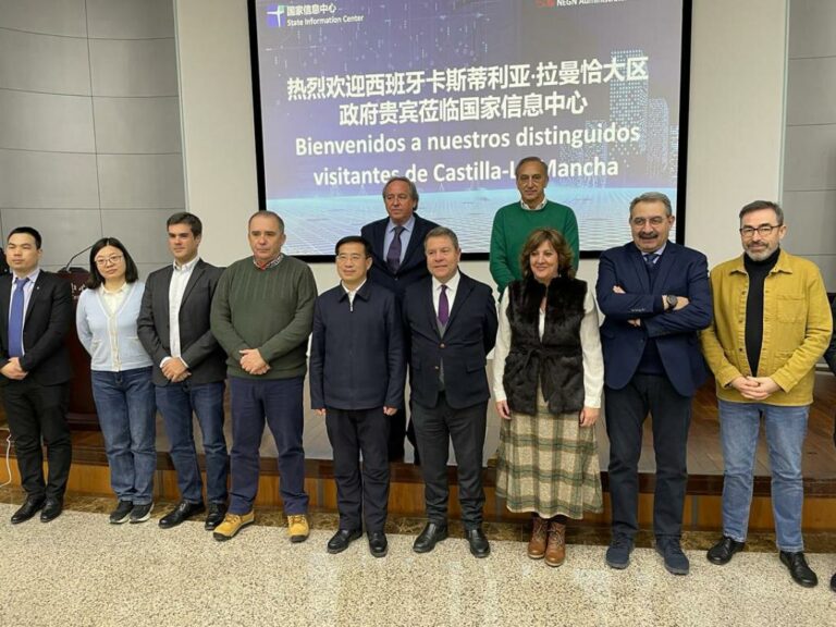 García-Page mantiene un encuentro institucional en la Embajada de España en China y conoce ‘in situ’ la plataforma de información del país asiático