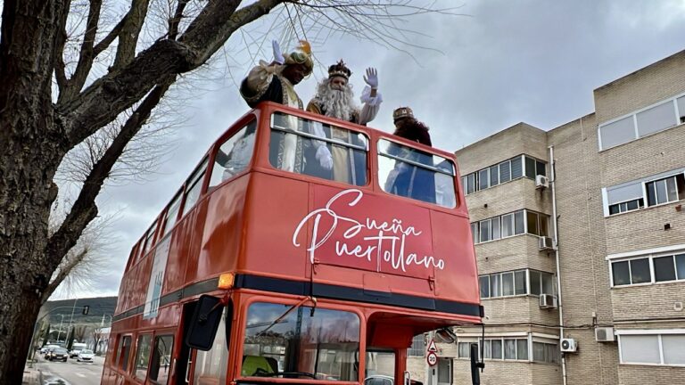 Los Reyes Magos llegan a Puertollano en un autobús de dos pisos para repartir ilusión y un mensaje muy especial