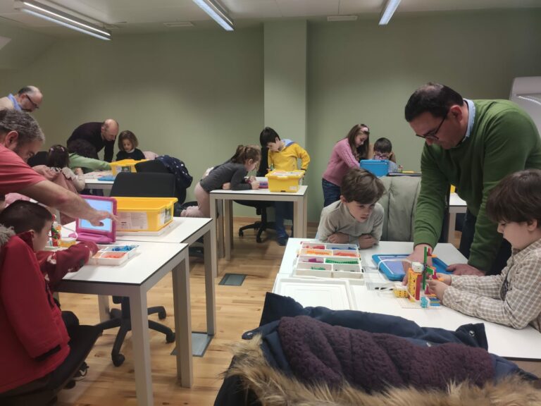 El Colegio de Ingenieros Industriales de Ciudad Real  acogió una fiesta  infantil tecnológica de robótica y programación