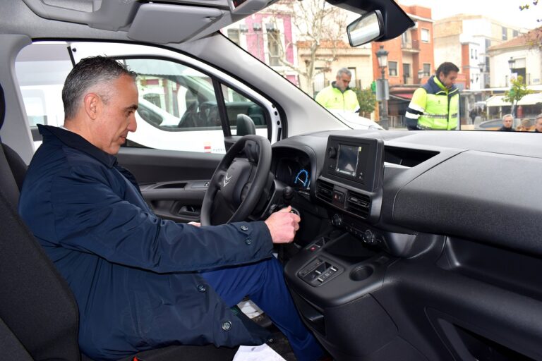 El Ayuntamiento de Puertollano incorpora el primer vehículo eléctrico a los servicios municipales