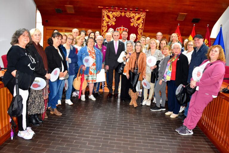 Alumnas del programa de educación de adultos visitan el Ayuntamiento de Puertollano