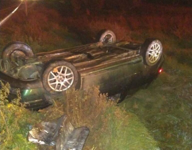 Puertollano: Vuelco total de un vehículo frente a la gasolinera de Carretera de Almodóvar