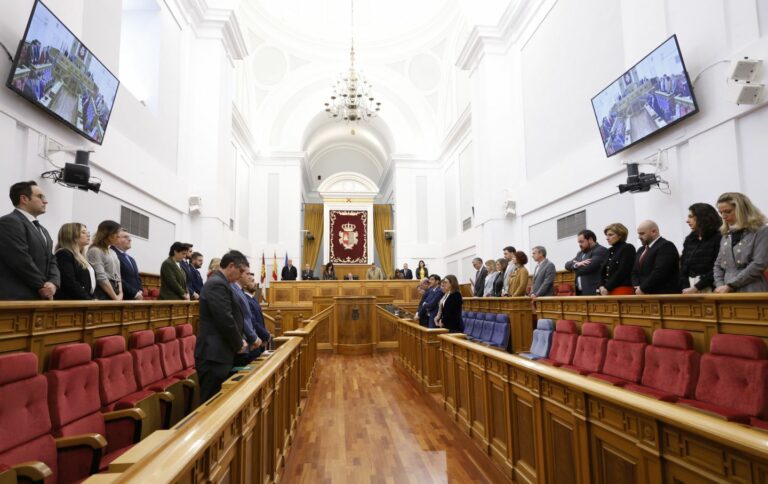 Las Cortes regionales inician el Pleno con un minuto de silencio en memoria de los guardias civiles asesinados en Barbate