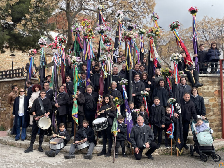 El presidente de la Diputación se une al pueblo de Malagón en su tradicional Desfile de las Banderas de Ánimas