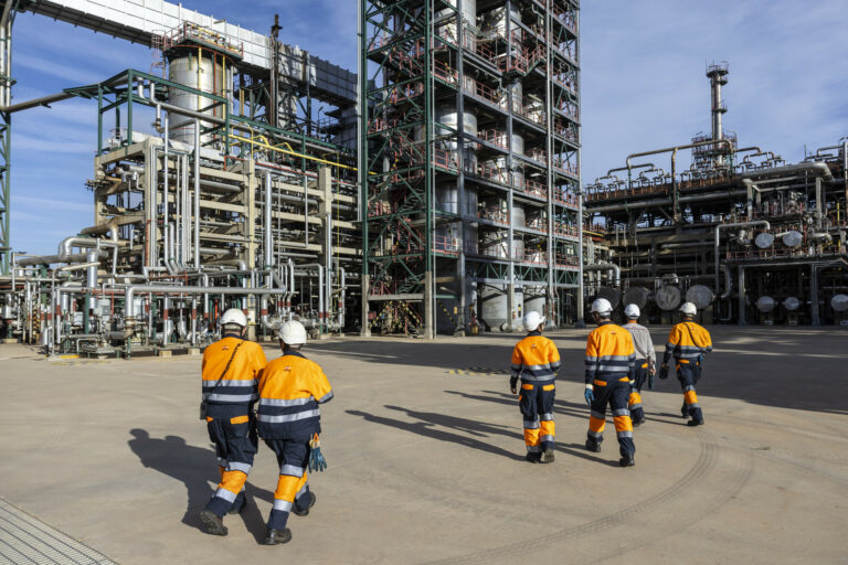 Repsol Puertollano inicia su gran parada plurianual, con puntas de trabajo de hasta 2.000 personas y 120 millones de inversión