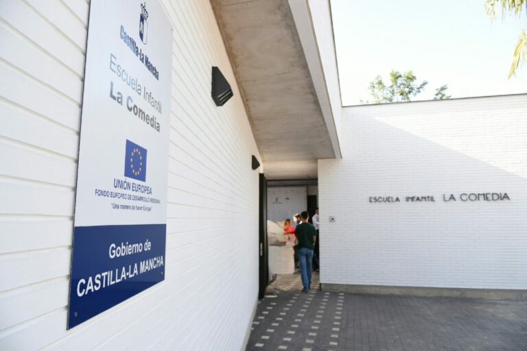 Dos mujeres de avanzada edad hacen el trabajo de cinco limpiadoras en la Escuela Infantil de la Junta en Almagro