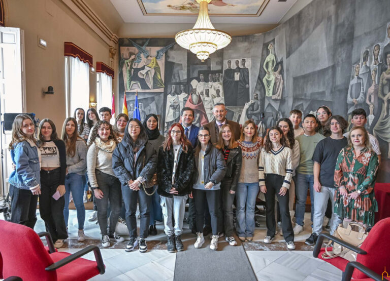 Valverde explica el papel de la Diputación y el servicio que presta a los pueblos a alumnos del IES Clavero Fernández de Córdoba de Almagro