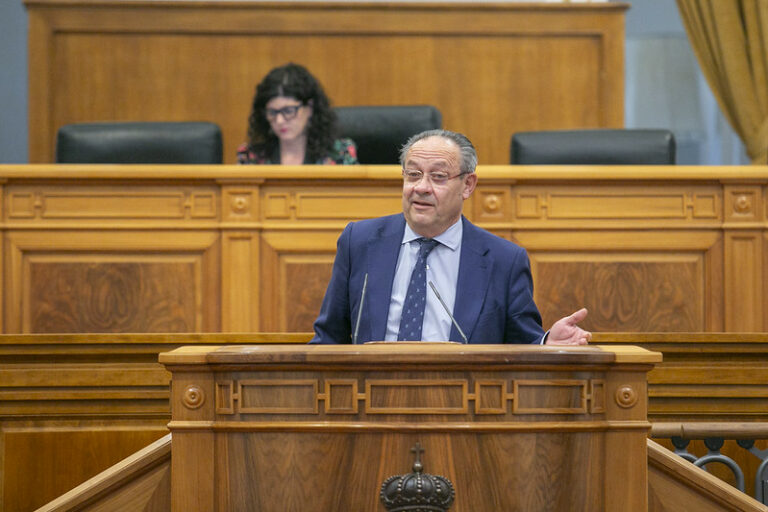 El Gobierno regional apuesta por la simplificación administrativa y la digitalización para impulsar la modernización de los servicios públicos