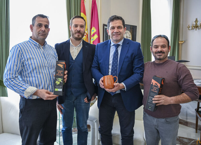 El alcalde de Albaladejo destaca el conocimiento que Valverde tiene de los pueblos pequeños tras una reunión en la Diputación