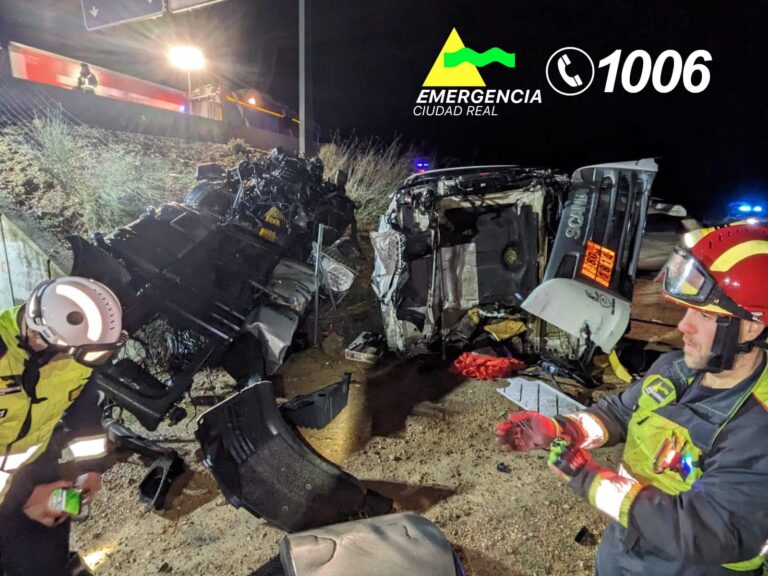 Bomberos trabajan en la fuga de hidróxido potásico de un camión tras un accidente en Argamasilla de Alba