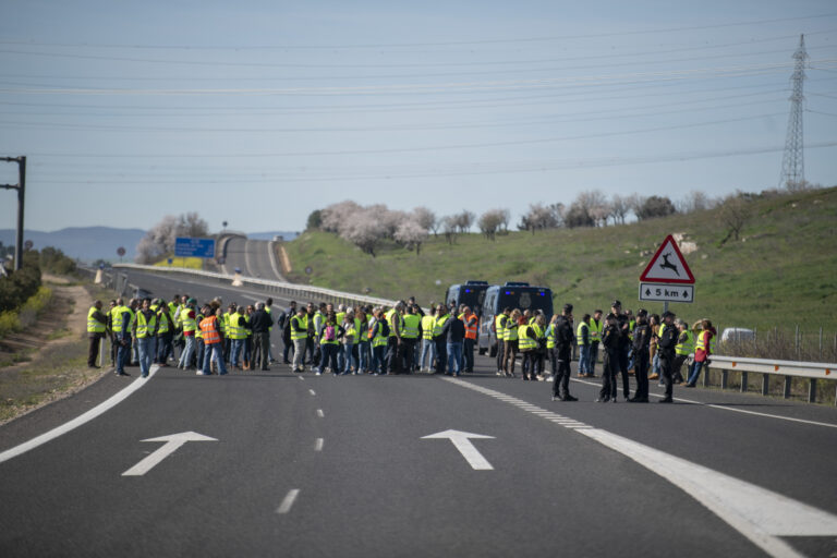 El sector primario escenifica su protesta en Ciudad Real con cortes de vías y llama a sumar fuerzas el próximo lunes