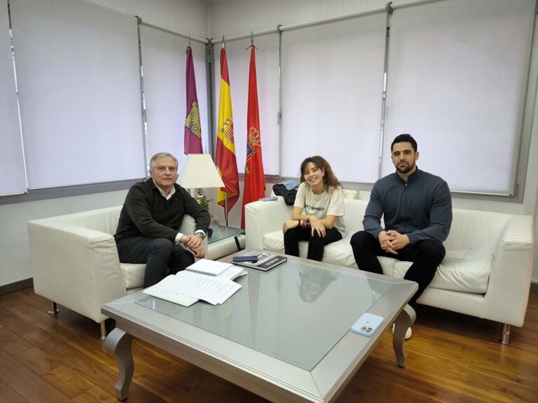 Cañizares recibe a Cristina Vallejo, la joven de Ciudad Real que representará a España en la Semana Europea de la Juventud en el Parlamento Europeo