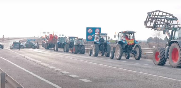 Continúan los cortes en tres carreteras de la provincia tras levantarse el bloqueo en la A-4 en Manzanares