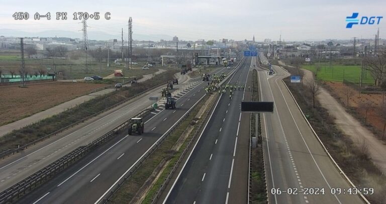 Medio millar de tractores cortan la A-43 rumbo a Manzanares, donde más agricultores ya están en la calzada