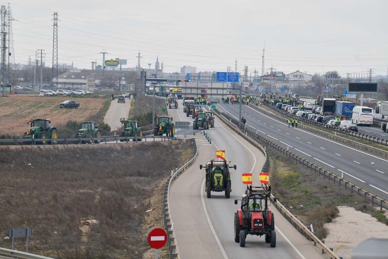 Más de 600 tractores logran cortar en los cuatro sentidos la intersección de la A-4 y la A-43 a la altura de Manzanares