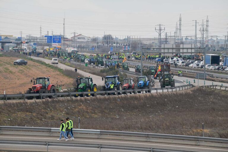 La primera jornada de protestas del campo se salda con miles de tractores cortando una decena de vías y sin incidencias