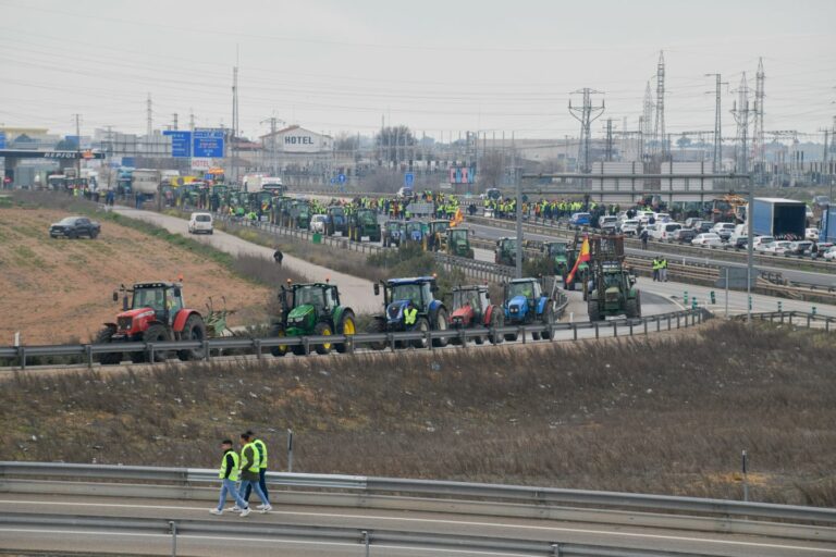 Las tractoradas cortan autovías y las vías autonómicas asumen el tráfico «sin dificultades»