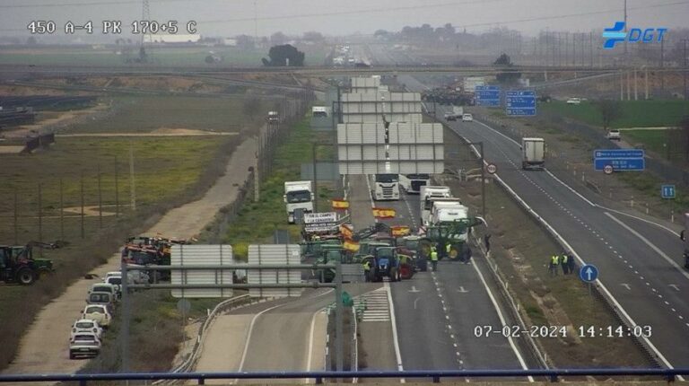Agricultores que cortan la A-4 en Manzanares pararán a las 16.00 para desvincularse de la protesta oficial de sindicatos