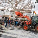 Agricultores de Ciudad Real derraman más de 25.000 litros de vino francés a las puertas de la Confederación del Guadiana