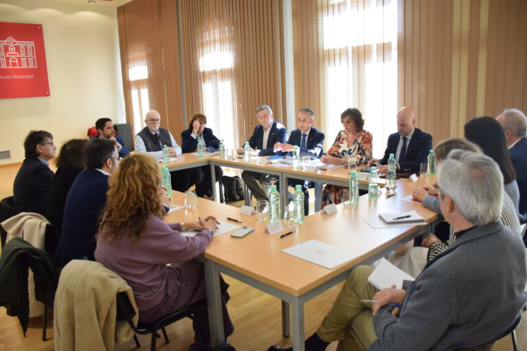 El Gobierno regional, el Ayuntamiento y Hydnum Steel comparten los «avances» del proyecto para la acería verde en Puertollano