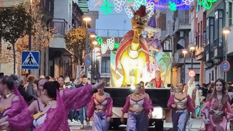 ‘Las mil y una noches’ de Harúspices y ‘Mopan’ de Peñafiel, ganadores del XLII Concurso Regional de Carrozas y Comparsas de Valdepeñas