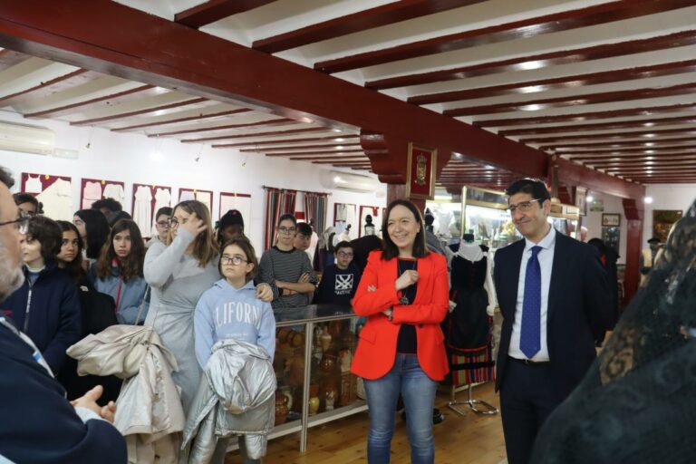 El Gobierno regional defiende que el folclore castellanomanchego se acerque a los niños como seña de identidad y garantía de presente y futuro