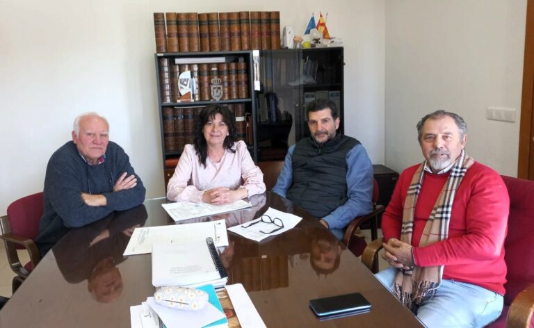 El Gobierno regional estudia con el Ayuntamiento de Torre de Juan Abad una nueva travesía que evite el paso de vehículos pesados por el centro de la población